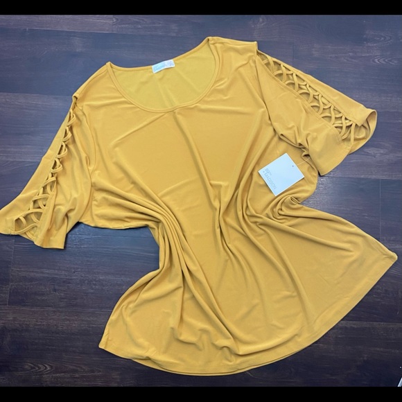 Open Arm Gold Dust 89th & Madison Top - Picture 5 of 5